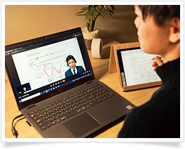 オンライン授業は完全同時双方向授業で顔・声・書いているものをリアルタイムに確認することができます。